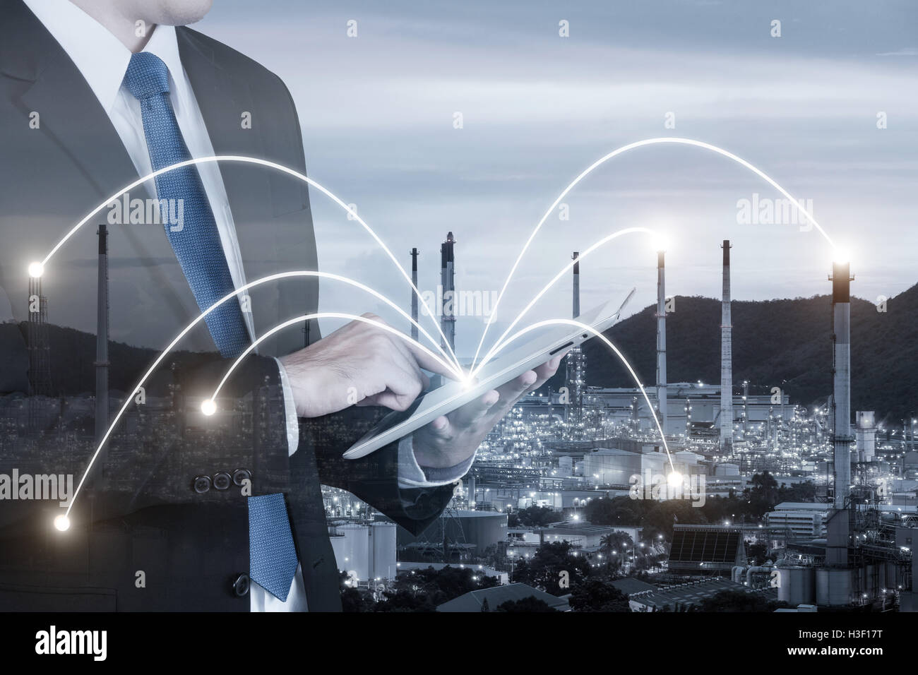 La doppia esposizione di ingegnere tramite digital tablet pc assistenza macchina di controllo di produzione in fabbrica. Smart factory Foto Stock