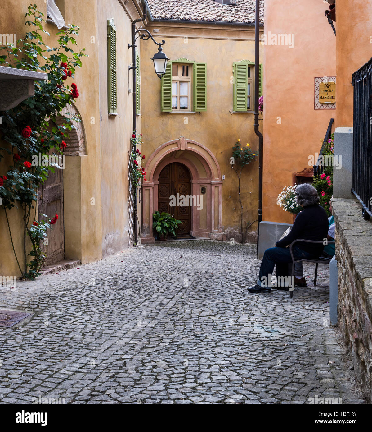 Monforte d'Alba, Italia - Giugno 3, 2016: pittoresca strada in Monforte d'Alba, Piemonte, Italia con rose e case colorate. Foto Stock
