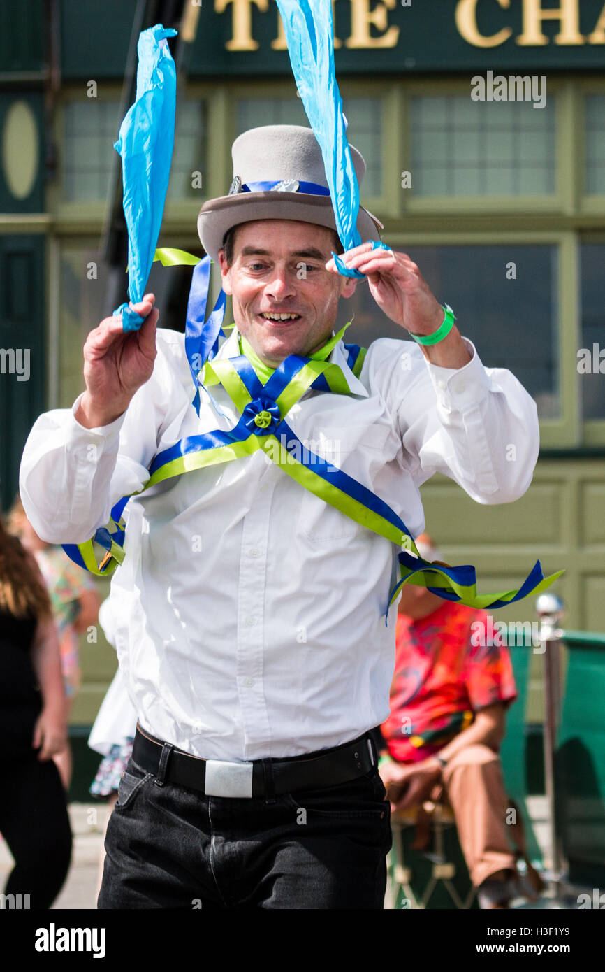 Broadstairs Settimana della Musica Folk Festival. G&G Morris ballerino in top hat esegue solo danza in top hat e agitando hankies nella tradizione Bampton. Foto Stock