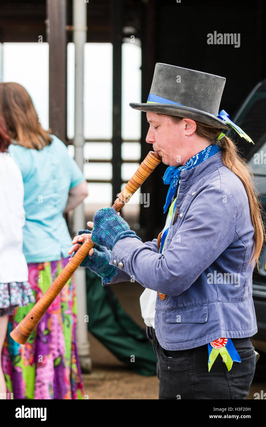 Broadstairs Settimana della musica folk. Inglese tradizionale musicista folk, Morris donna in top hat, giocando molto lunga flauto, vista laterale, close-up. Foto Stock