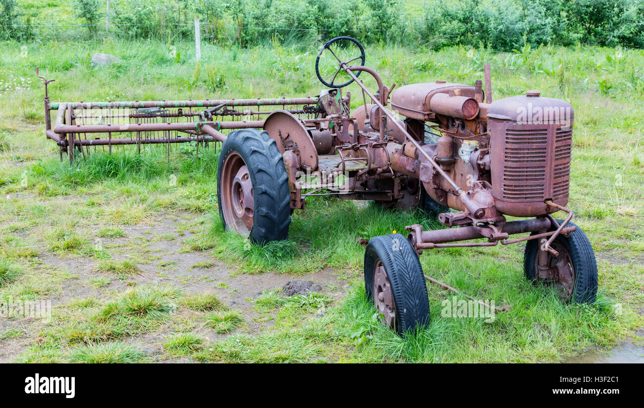 Il vecchio trattore abbandonati in un campo in Islanda Foto Stock