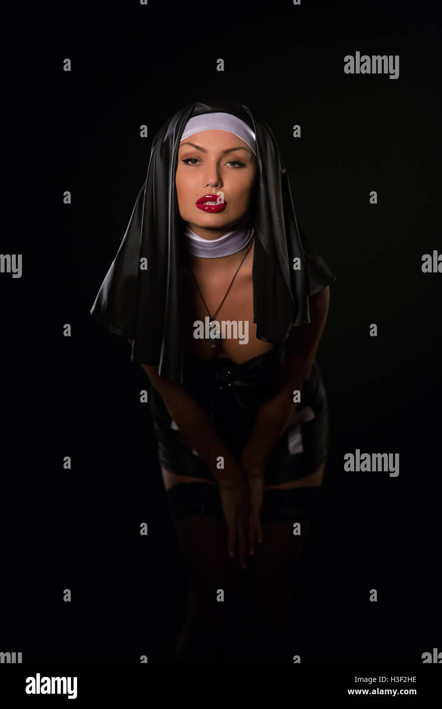Bella donna in nun abbigliamento Foto Stock