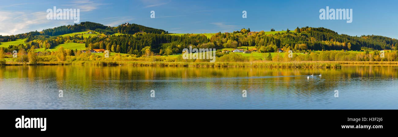 Panorama del paesaggio in Baviera con il lago e le montagne delle Alpi Foto Stock