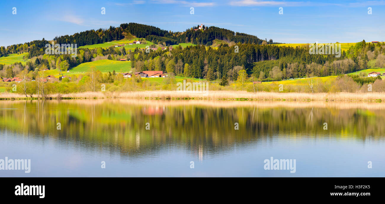 Panorama del paesaggio in Baviera con il lago e le montagne delle Alpi Foto Stock