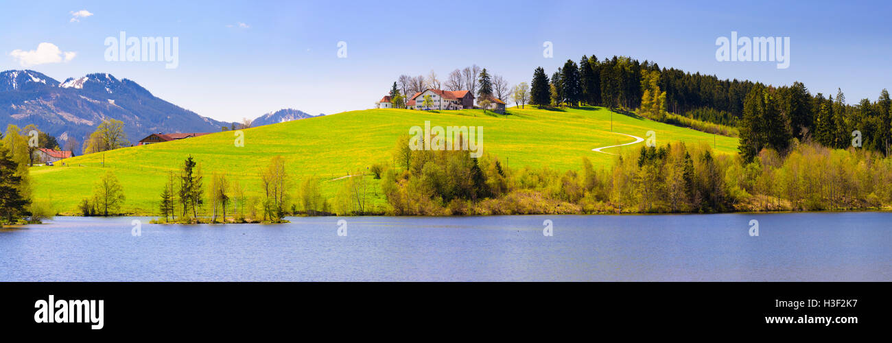 Panorama del paesaggio in Baviera con il lago e le montagne delle Alpi Foto Stock