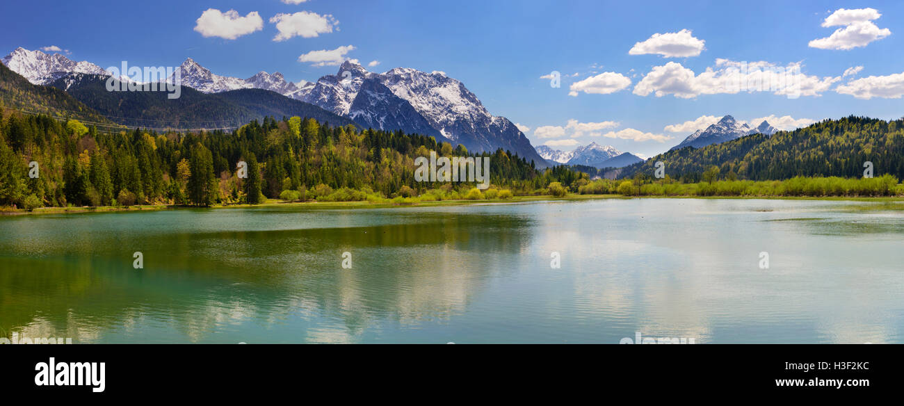 Panorama del paesaggio in Baviera con il lago del fiume Isar e montagne delle Alpi Foto Stock