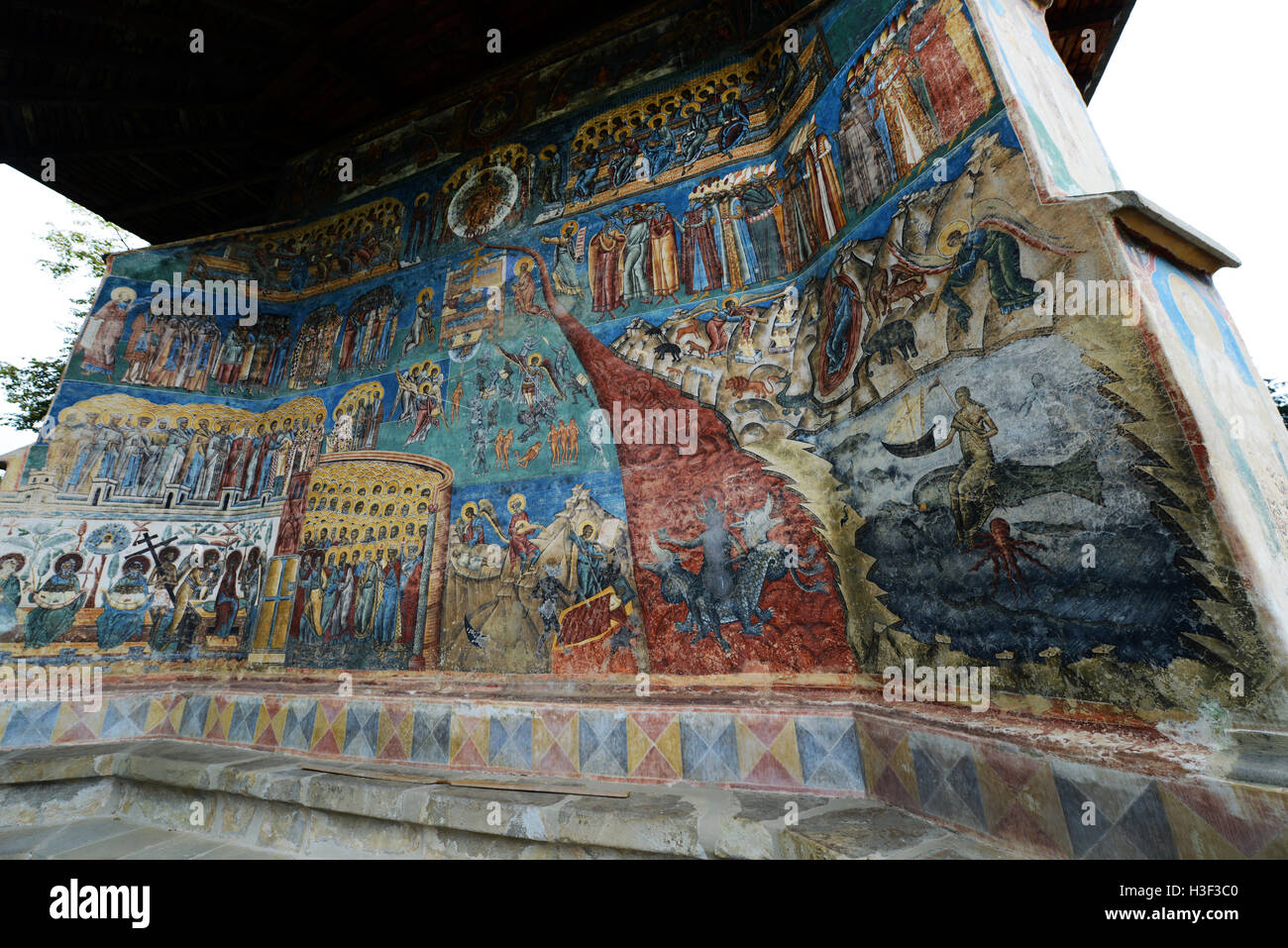 Il bellissimo dipinto la Chiesa al Monastero di Voronet nel nord della Moldavia, Romania. Foto Stock