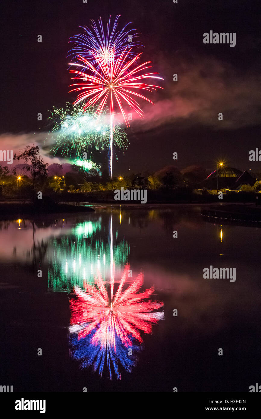 Fuochi d'artificio riflessa nell'acqua di rose di Tralee Festival nella Contea di Kerry, Irlanda Foto Stock