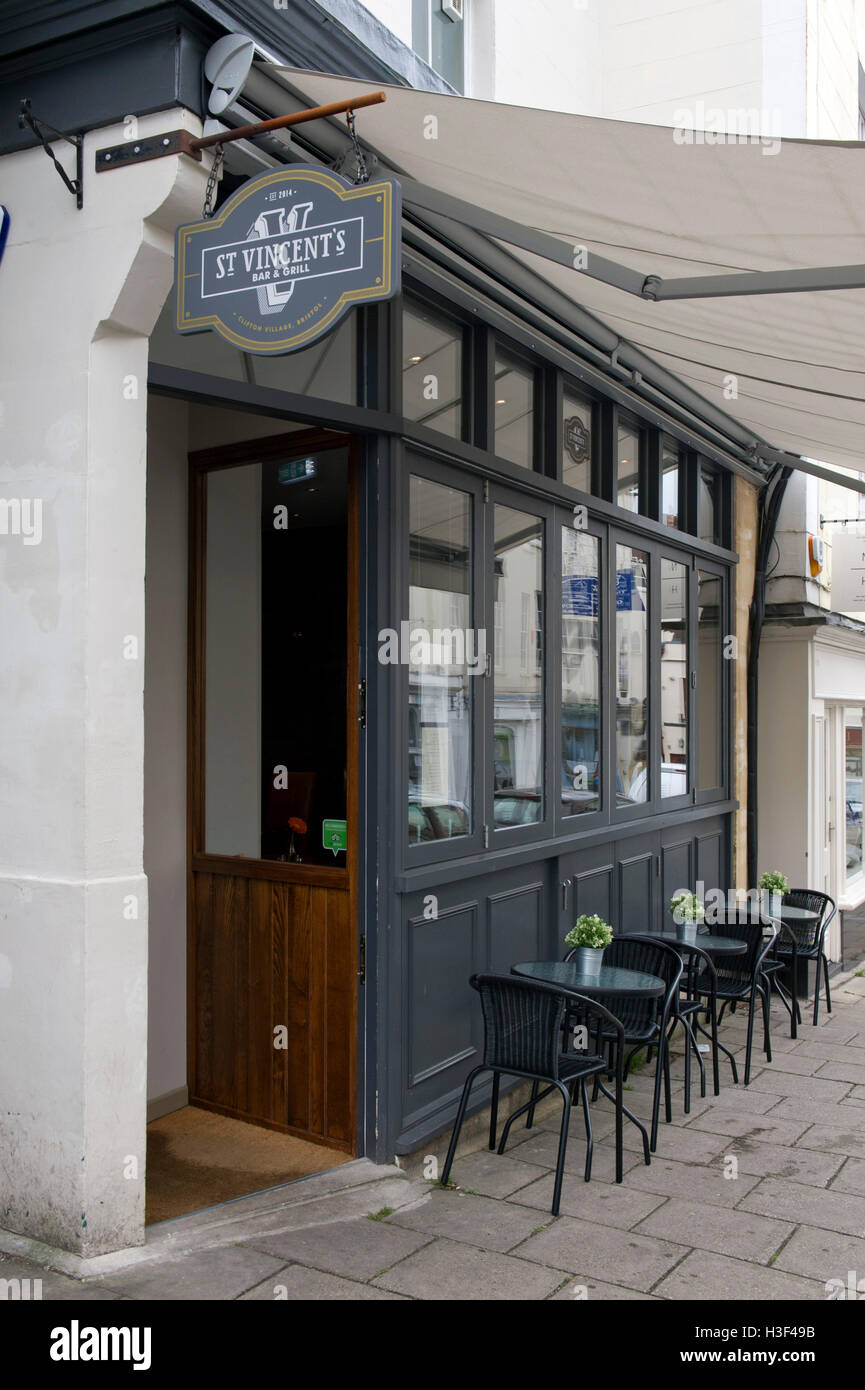 Vincents,un bar/cafe/ristorante/cocktail bar nel villaggio di Clifton, Bristol, Regno Unito. Foto Stock Vincents,un bar/cafe/ristorante/cocktail bar nel villaggio di Clifton, Bristol, Regno Unito. Foto Stock