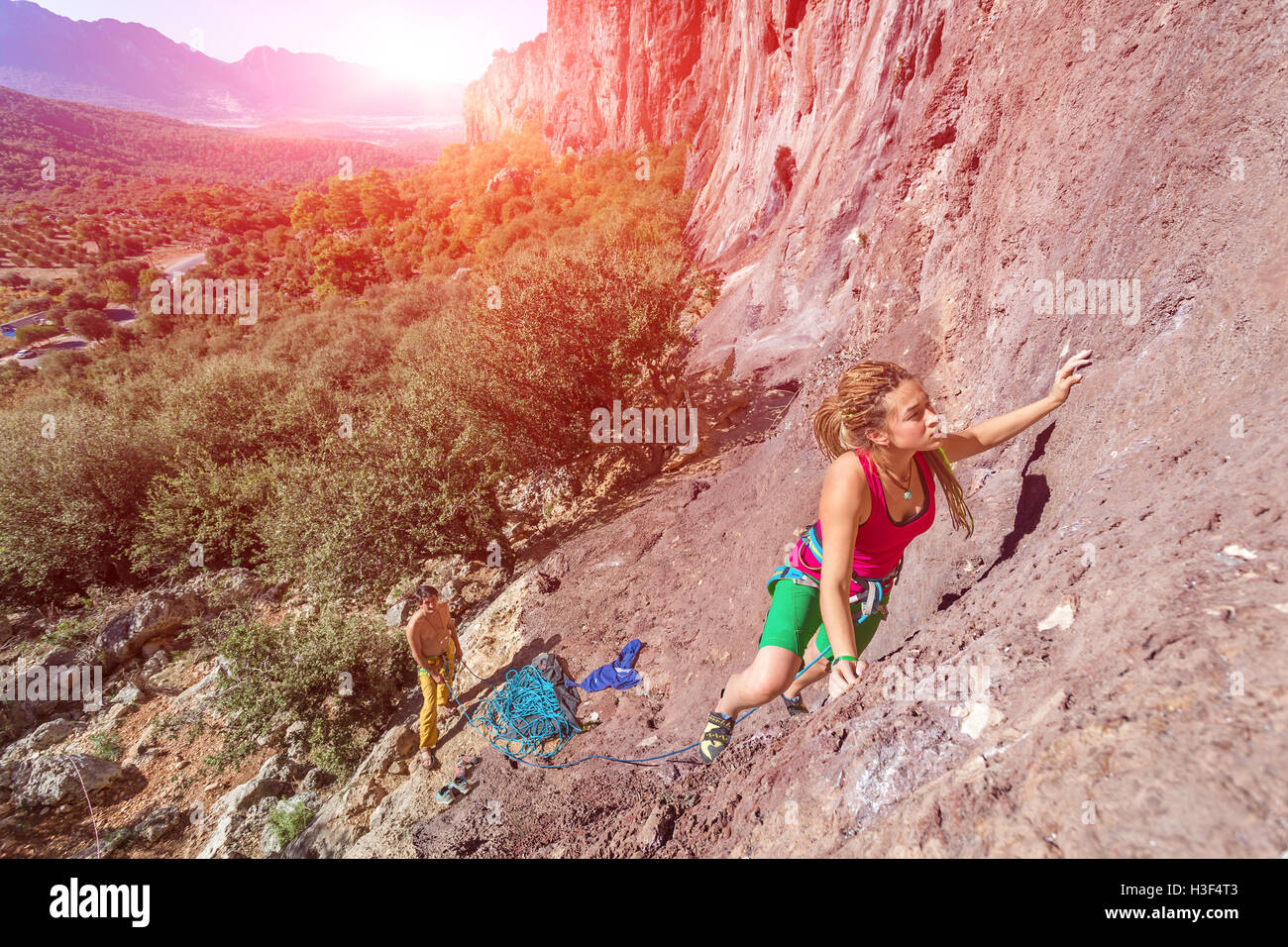 Giovani Belle Rock Femminile scalatore ascendente parete rocciosa Foto Stock
