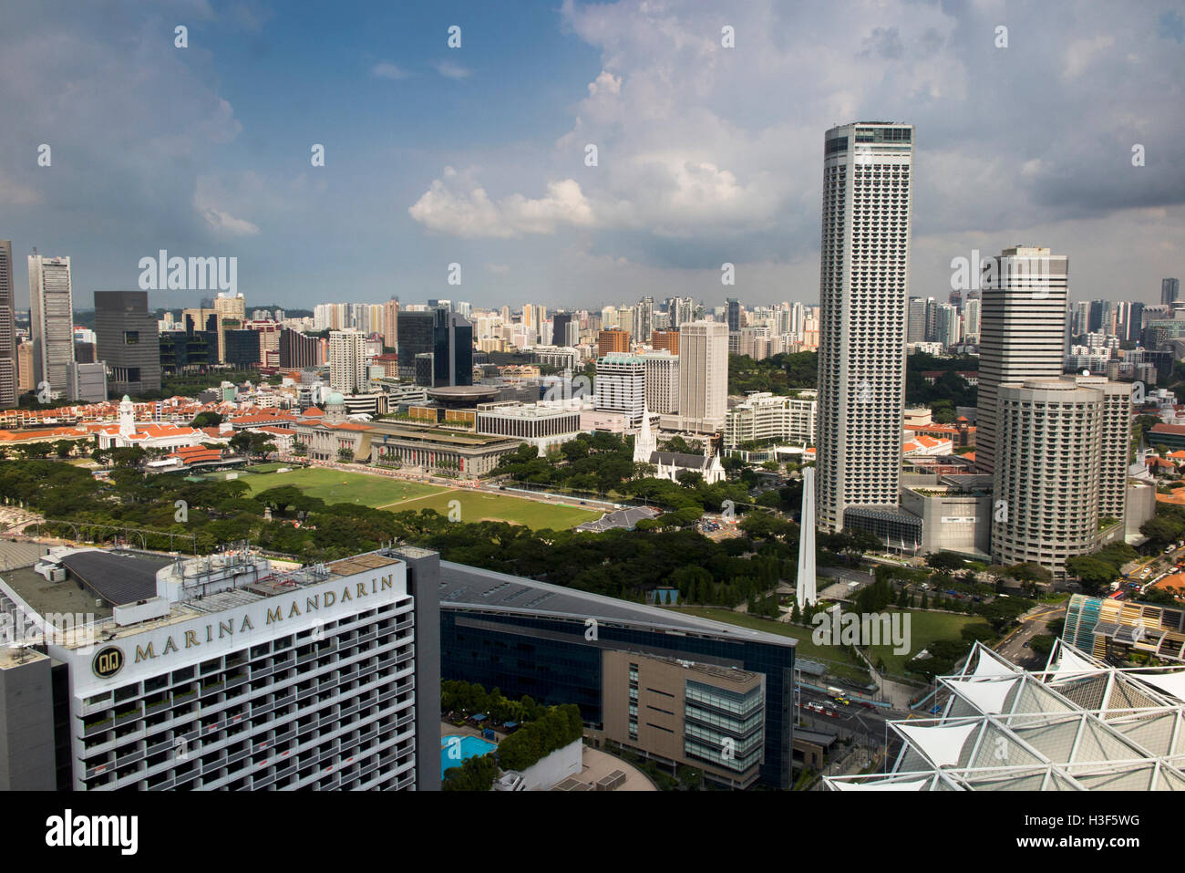 Singapore, Padang e vecchi edifici sul lungomare dal Pan Pacific Hotel Pacific Club Lounge Foto Stock