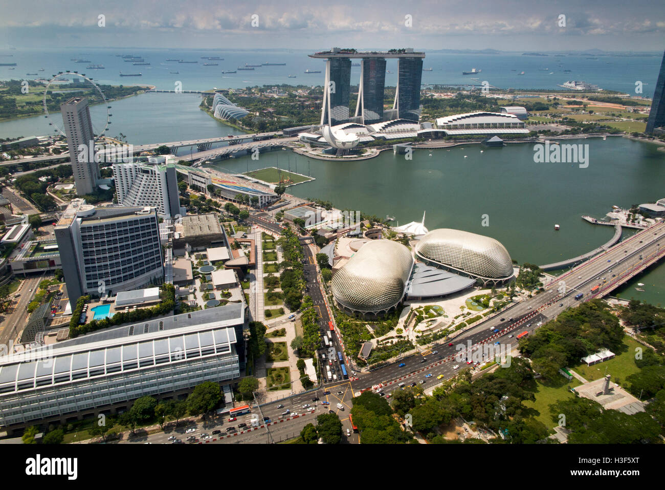Singapore, Marina Bay e il teatro sulla baia, vista in elevazione Swissotel Equinox Restaurant Foto Stock