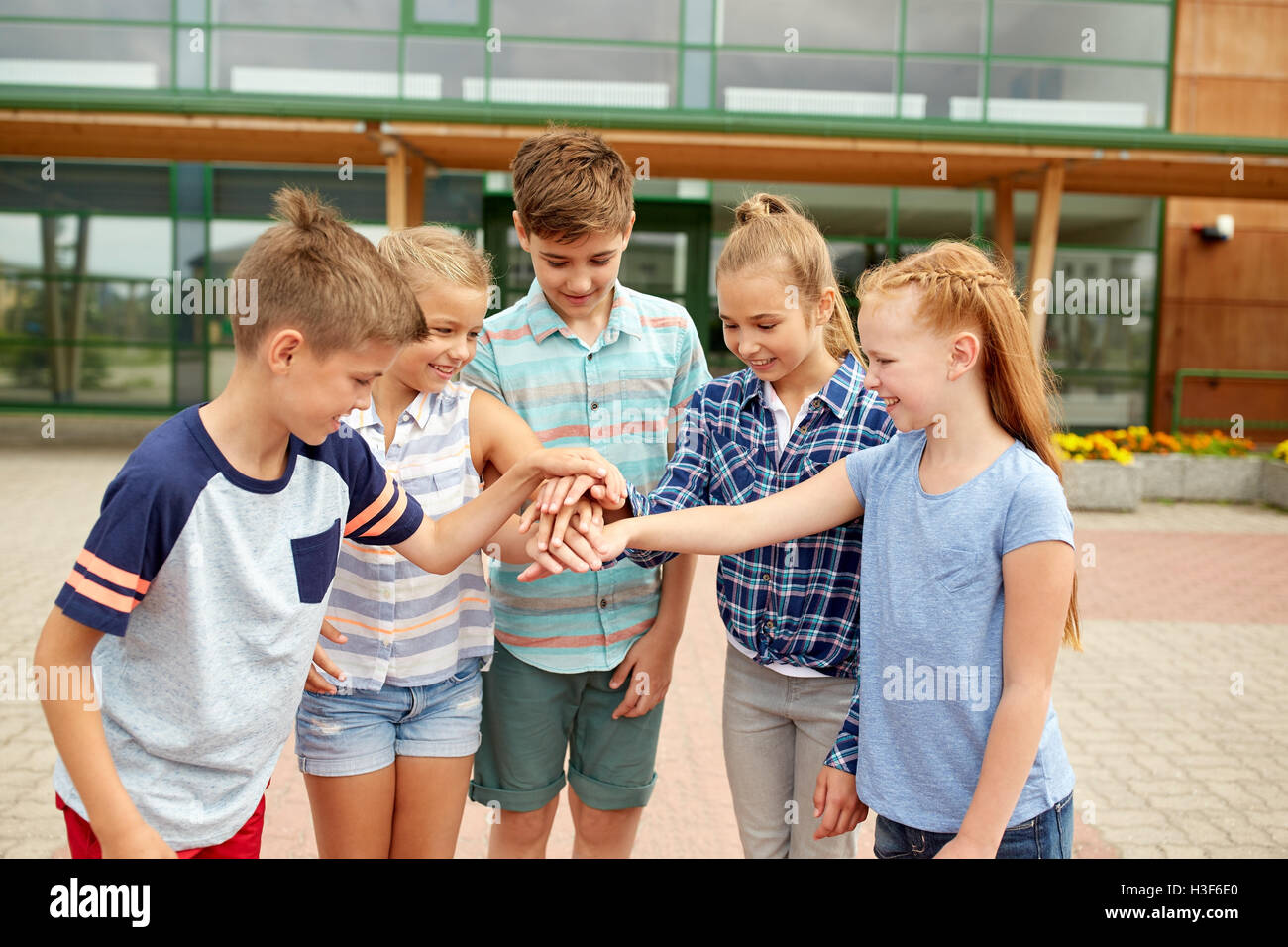 Gruppo di felice gli studenti della scuola elementare Foto Stock