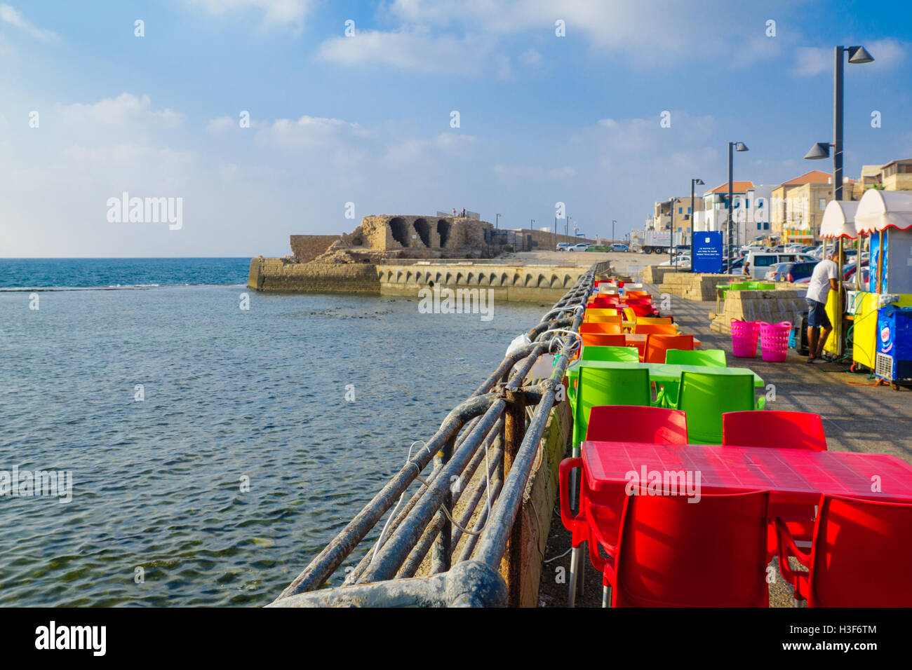 ACRE, Israele - Agosto 03, 2016: scena di ristoranti e altre aziende, le mura, la gente del posto e i turisti, nella città vecchia di Ac Foto Stock