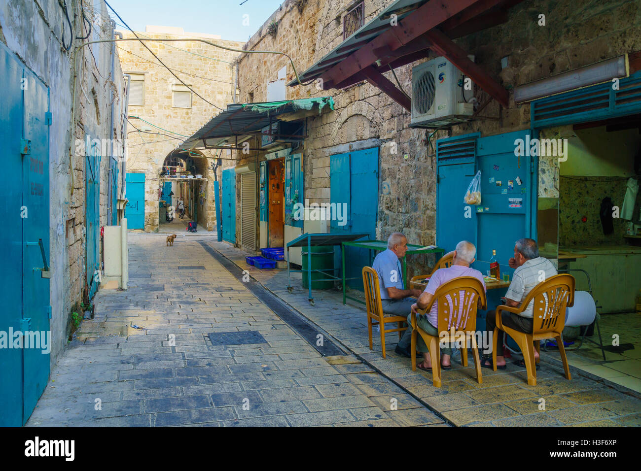 ACRE, Israele - Ottobre 01, 2015: Vicolo in scena la città vecchia, con i locali in un bar, in acri, Israele Foto Stock