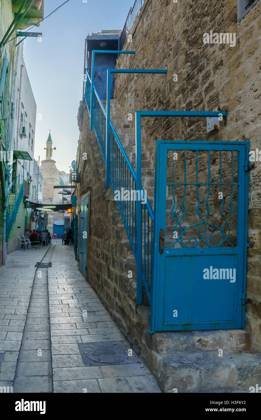 ACRE, Israele - Ottobre 01, 2015: Vicolo in scena la città vecchia, con i locali in un bar, in acri, Israele Foto Stock