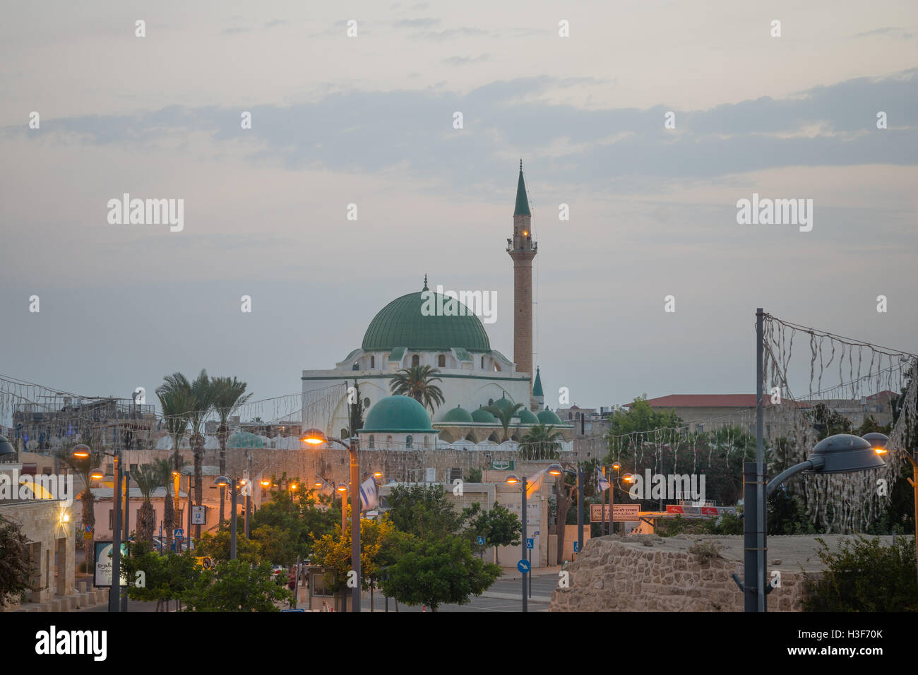 ACRE, Israele - 18 ottobre 2015: un business street e Ahmed el-Jazzar moschea, nella città vecchia di Acri, Israele. Acre è uno Foto Stock