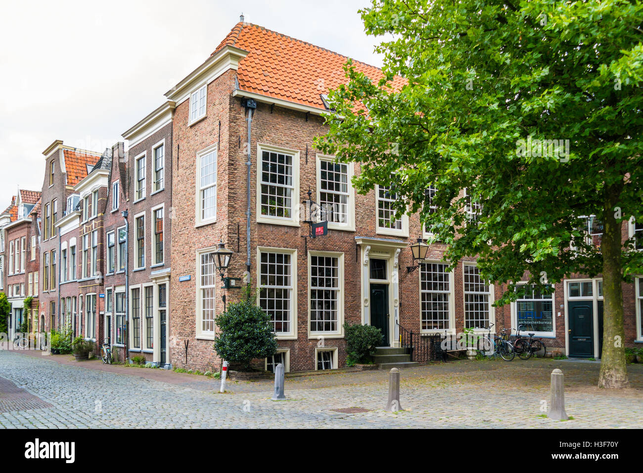 Scena di strada di Pieterskerkhof nella città vecchia di Leiden, Olanda meridionale, Paesi Bassi Foto Stock