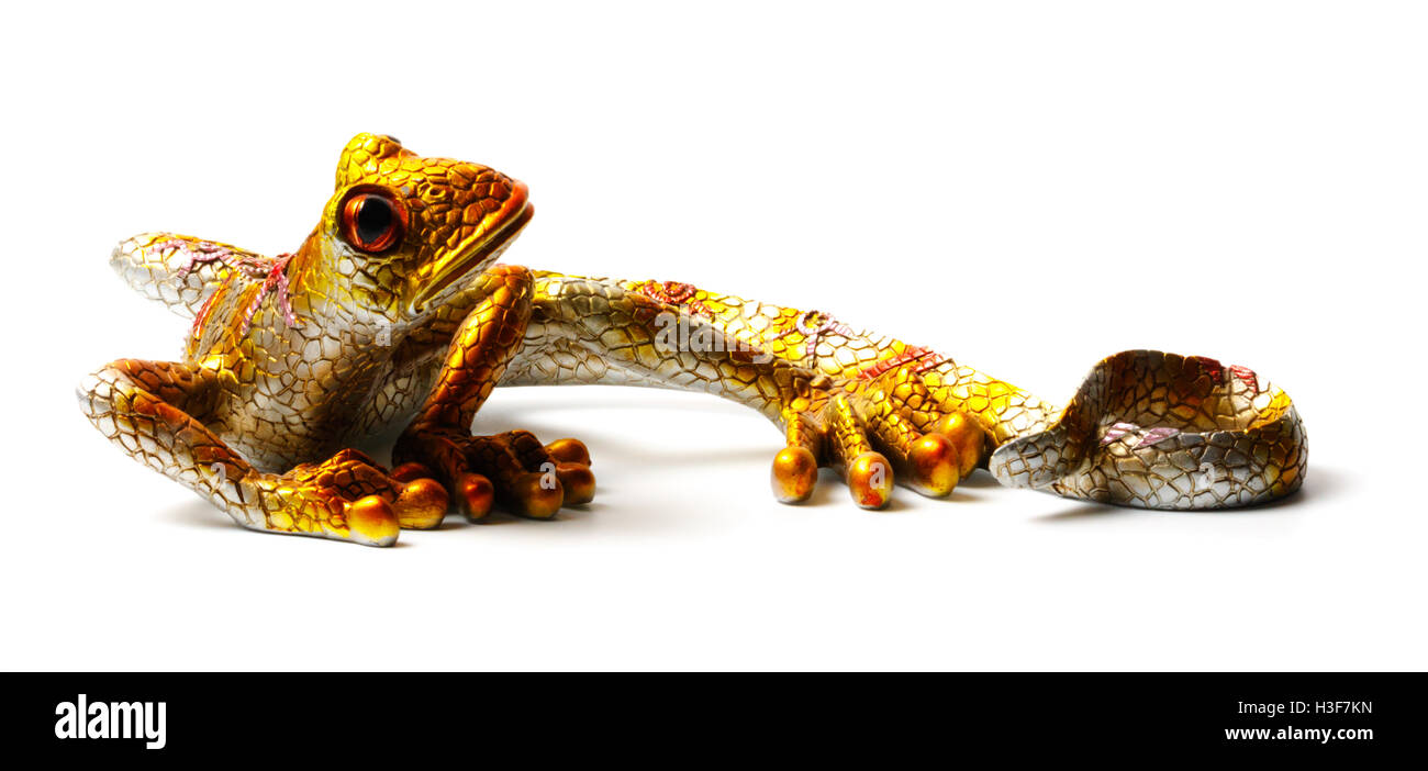 Statuetta luminoso della lucertola isolati su sfondo bianco Foto Stock