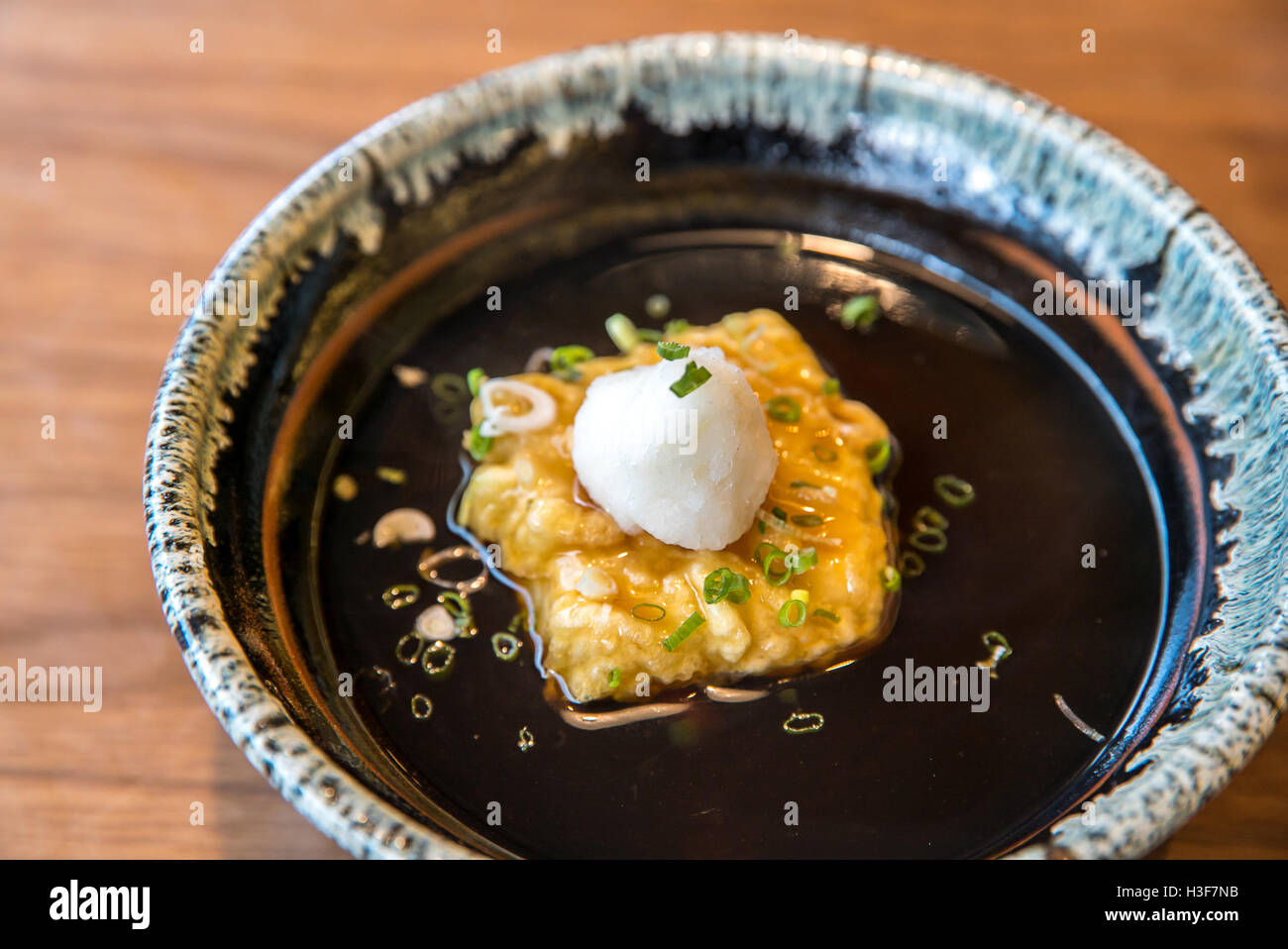 Cotto in casa il tofu in salsa gravy Foto Stock
