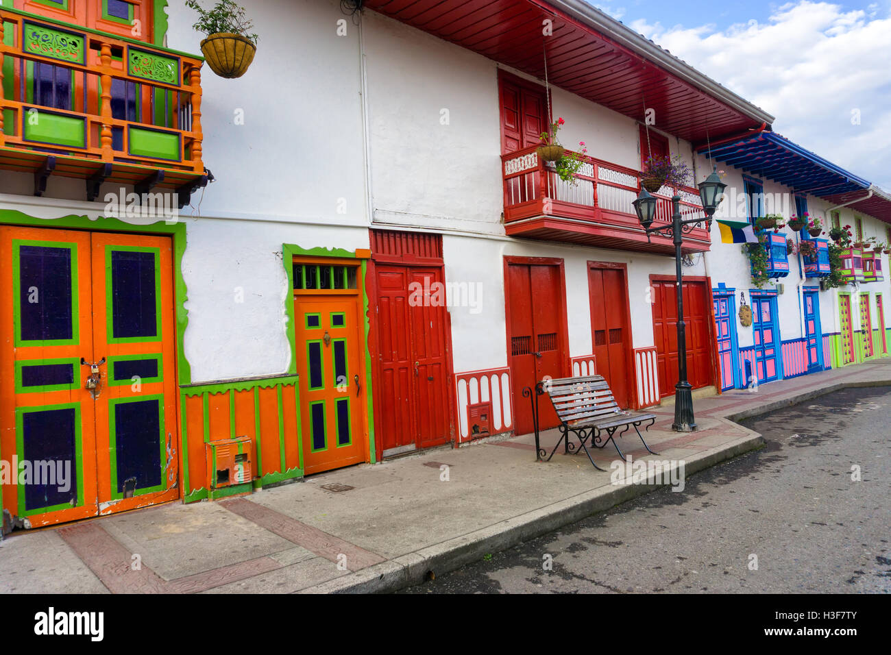 Luminosa colorata architettura coloniale nel Salento, Colombia Foto Stock
