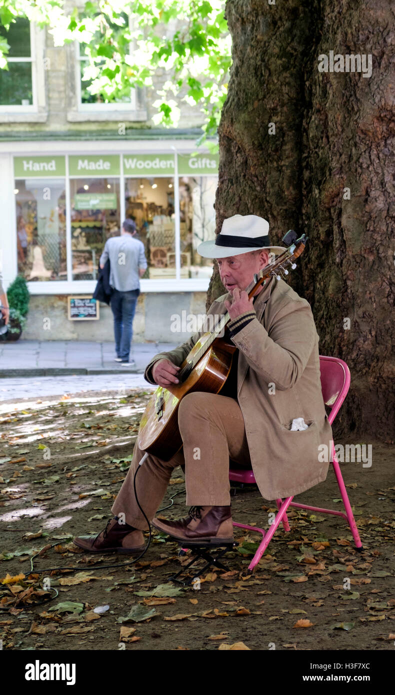 Gli artisti di strada o Buskers nella città di Bath Somerset England Regno Unito Gary Millhouse la chitarra classica Foto Stock