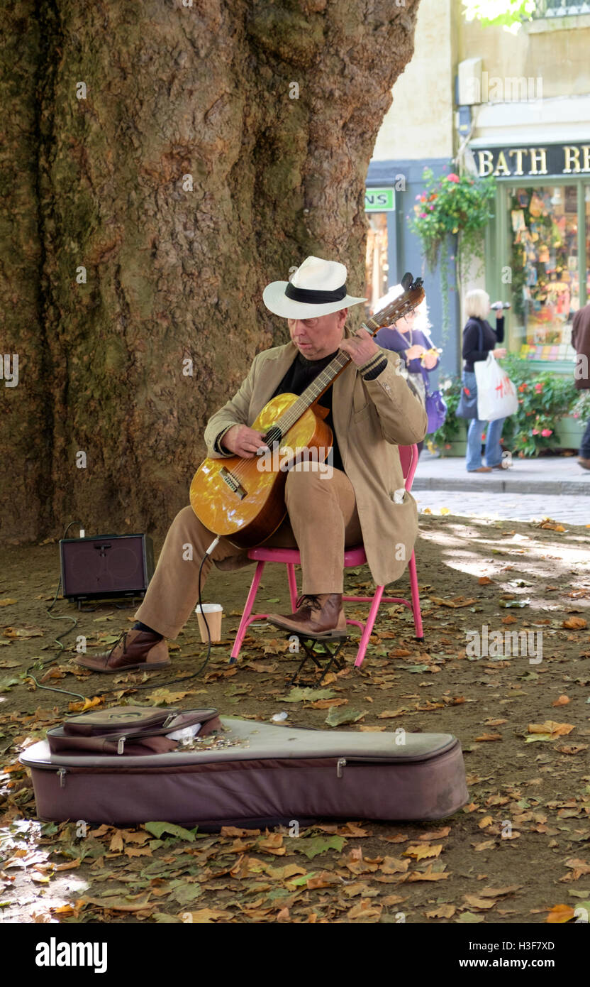 Gli artisti di strada o Buskers nella città di Bath Somerset England Regno Unito Gary Millhouse la chitarra classica Foto Stock