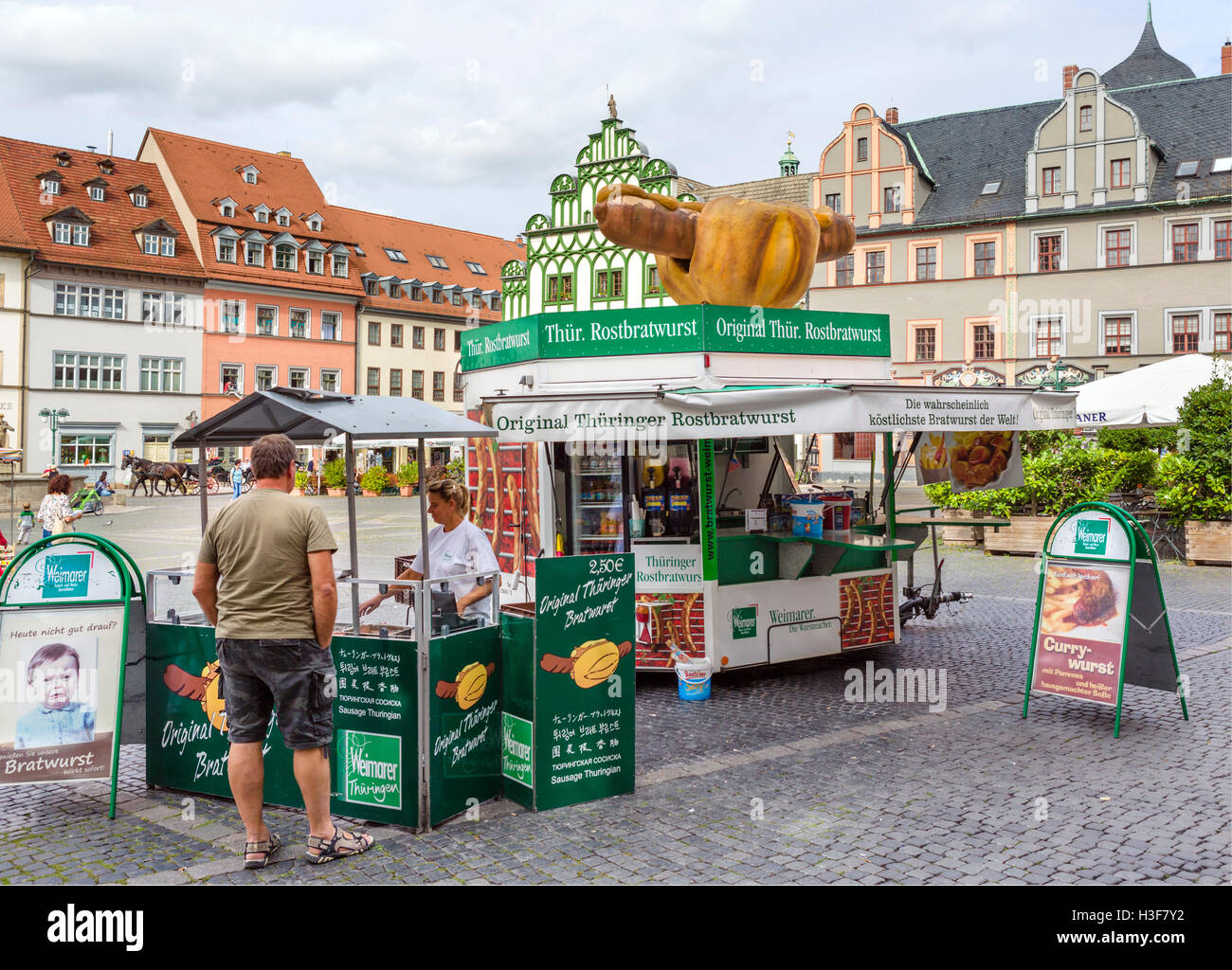 Stallo originale di vendita Thüringer Rostbratwurst in Piazza del Mercato (Markt), Weimar, Turingia, Germania Foto Stock