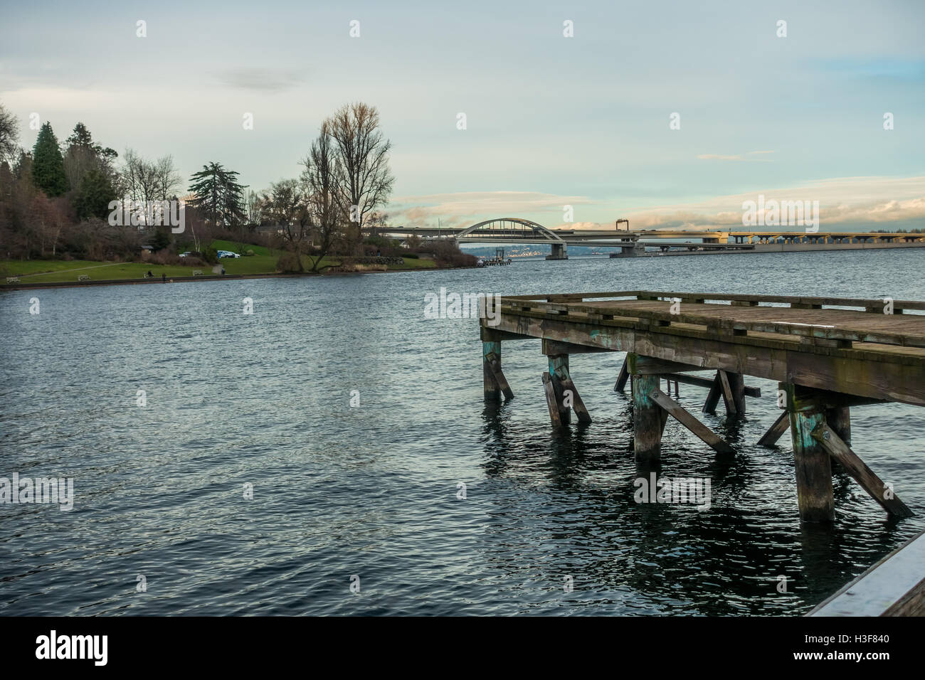 Vista dell'estremità ovest del ponte 520 a Seattle. Il lago Washington con un molo è in primo piano Foto Stock