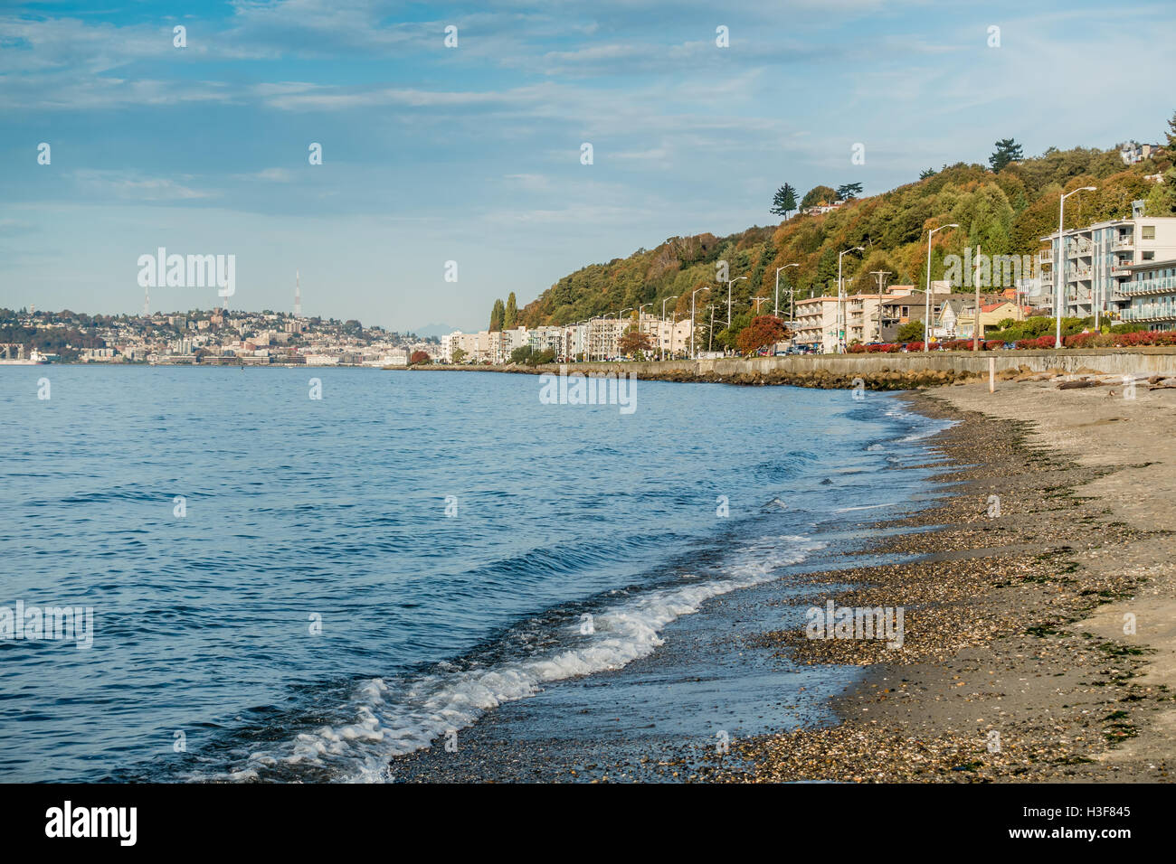 Linea di condomini seawall ad Alki Beach in West Seattle, Washington. Foto Stock