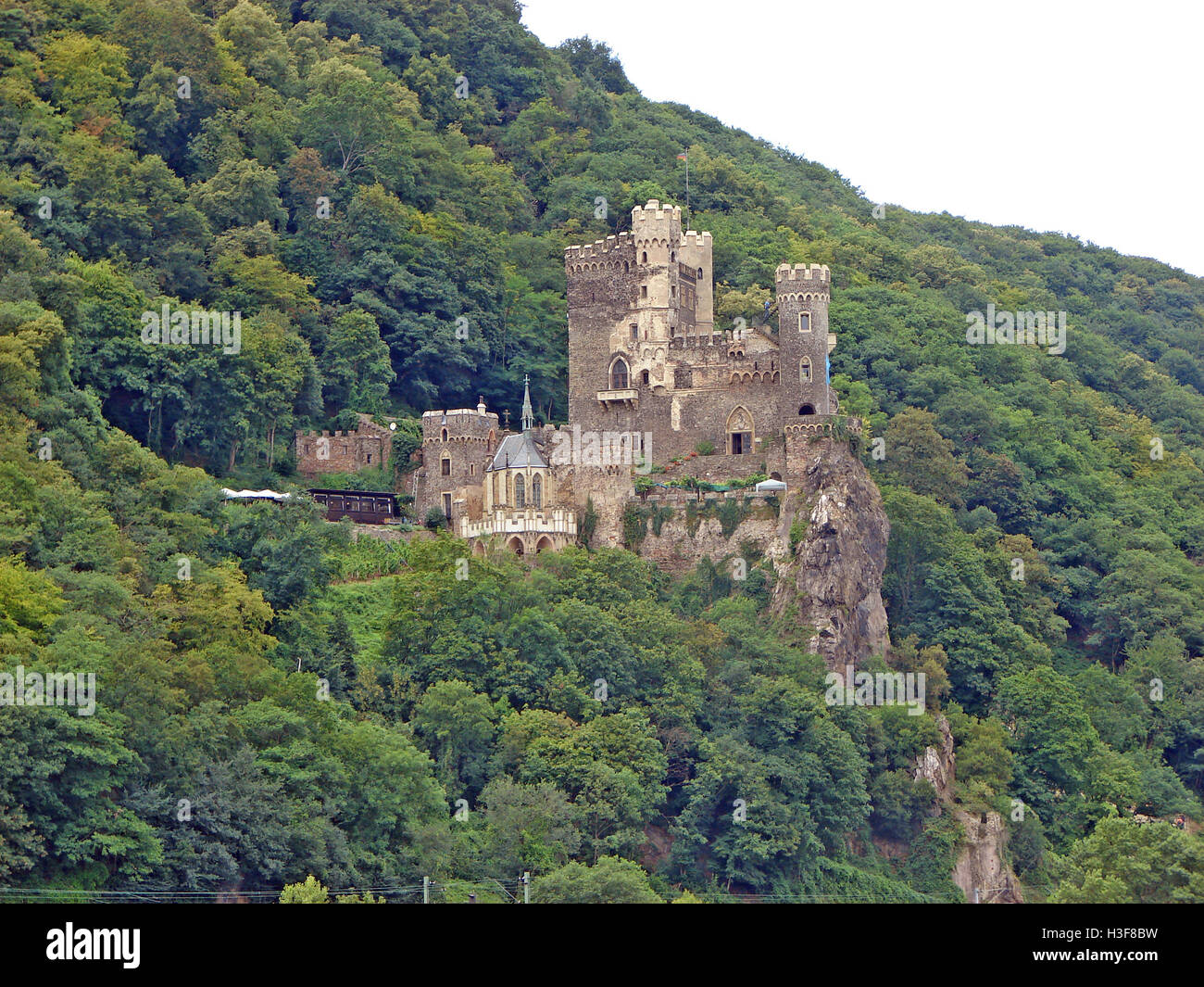 Il castello di Rheinstein come si vede dal Fiume Reno Foto Stock