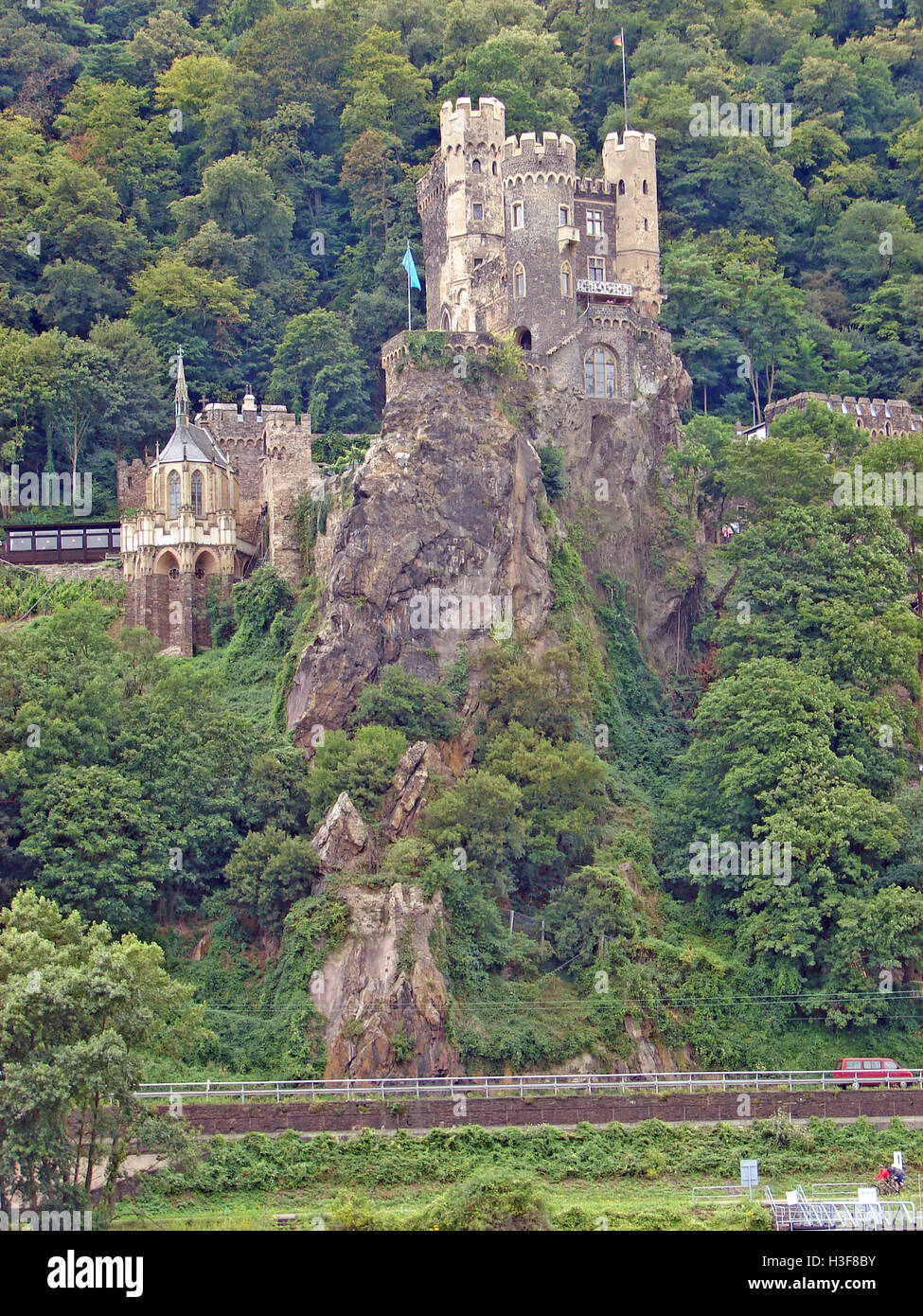 Il castello di Rheinstein come si vede dal Fiume Reno Foto Stock