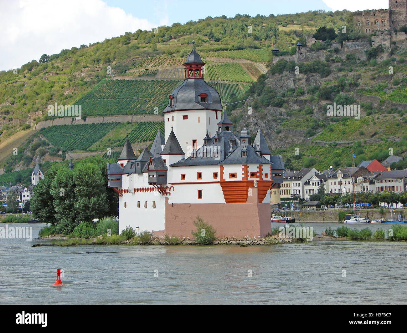 Il castello Pfalzgrafenstein come si vede dal Fiume Reno Foto Stock