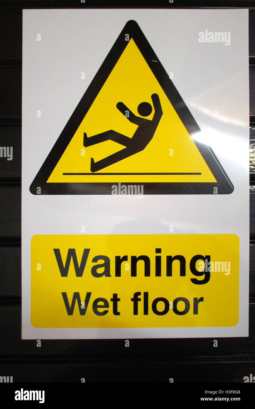 Attenzione pavimento bagnato scivoloso ! Segnale di avvertimento Foto Stock