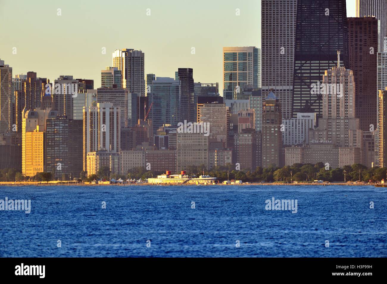 La densità di una porzione sullo skyline di Chicago è visto da circa quattro chilometri di distanza in una mattinata estiva appena dopo l'alba. Chicago, Illinois, Stati Uniti d'America. Foto Stock