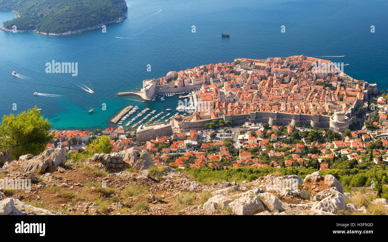 La splendida città antica di Dubrovnik, Croazia, brilla come un gioiello lungo il mare Adriatico sulla costa Dalamatian Foto Stock