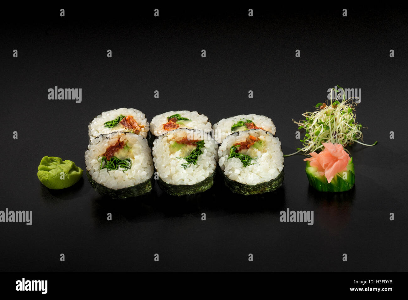 I sushi giapponesi i rotoli decorate con insalata di alghe marine e wasabi Foto Stock