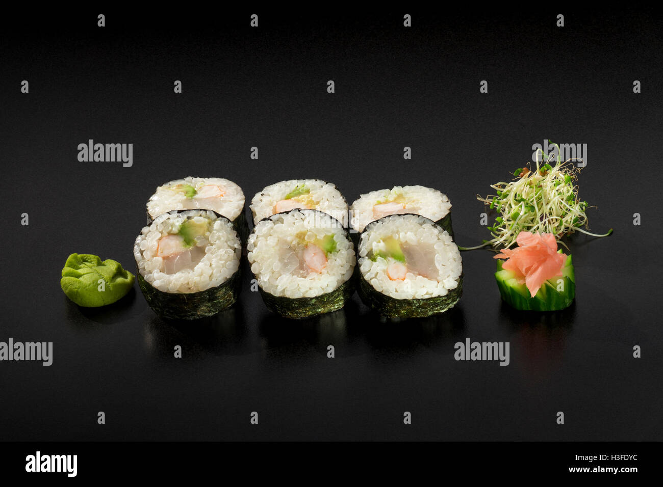 Impostare il sushi fresco rotoli decorate con insalata di alghe marine e wasabi Foto Stock