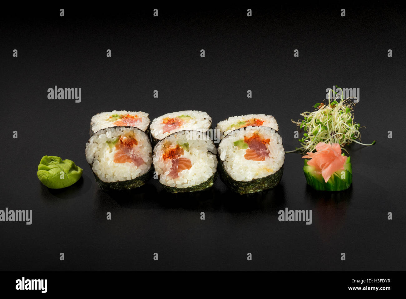 Rotoli di sushi hosomaki decorate con insalata di alghe marine e wasabi Foto Stock