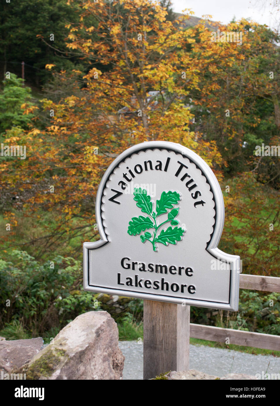 Il National Trust segno Grasmere Lakeshore, Cumbria, England, Regno Unito Foto Stock