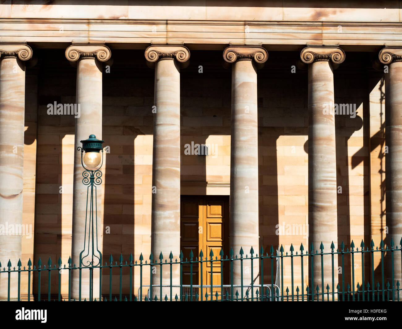 Colonne ioniche presso il Royal Scottish Academy Building da Princes Street Edinburgh Midlothian Scozia Scotland Foto Stock