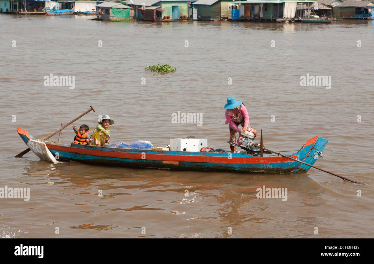 Madre di due bambini in una barca sul fiume Tonle Sap,Cambogia. travel - - - - Phnom Penh - - Cambogia - 9 FEB. Foto Stock