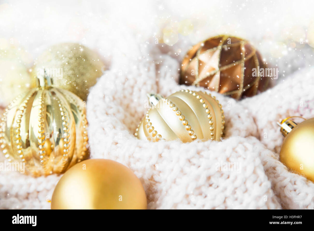Festa di Natale Golden Globes con luci e scintillare sulle soffici plaid di lana Foto Stock