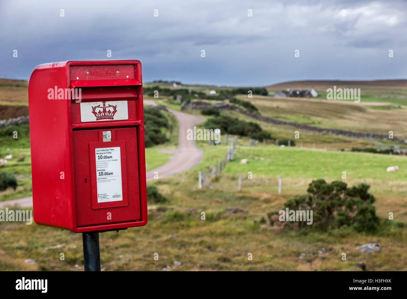 Tradizionale in rosso mailbox di Royal Mail in campagna desolata a Coigach, Ross and Cromarty, Highlands scozzesi, Scozia Foto Stock