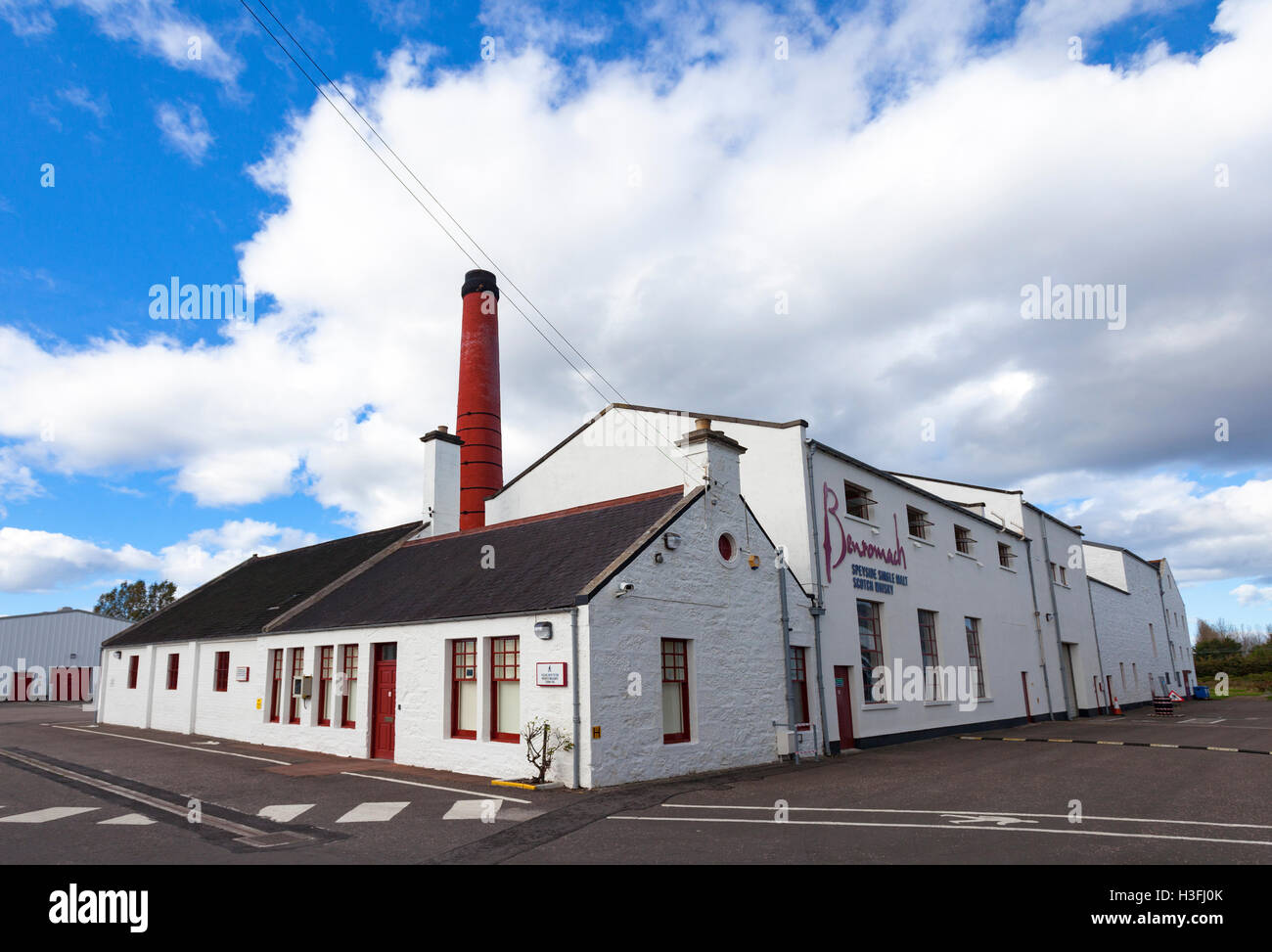 La distilleria bianchi edifici presso la distilleria Benromach, Speyside, Highlands, in Scozia con il nome del marchio sono visibili all'esterno dell'edificio Foto Stock