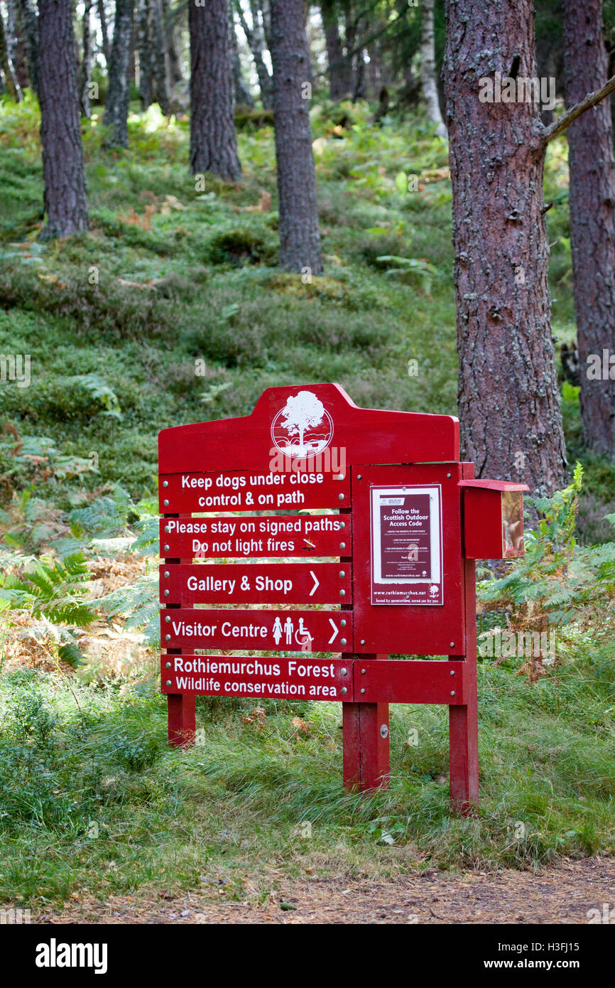 Rothiemurchus Estate segno trova sul loch percorso attorno a Loch un Eilein e la foresta di Rothiemurchus, Scotland, Regno Unito Foto Stock
