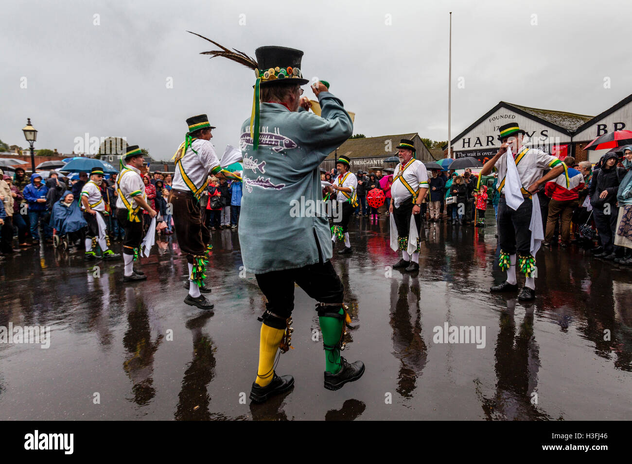 Lunga uomo Morris ballerini eseguono alla 'Dancing nel vecchio' evento tenutosi in cantiere di Harvey's Brewery, Lewes, Sussex, Regno Unito Foto Stock