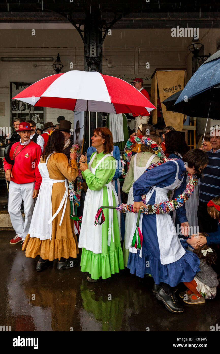 Un bambino si nasconde sotto il vestito di una femmina di Morris danzatrice presso la "ancing nel vecchio", la manifestazione Harveys Brewery, Lewes, Sussex, Regno Unito Foto Stock