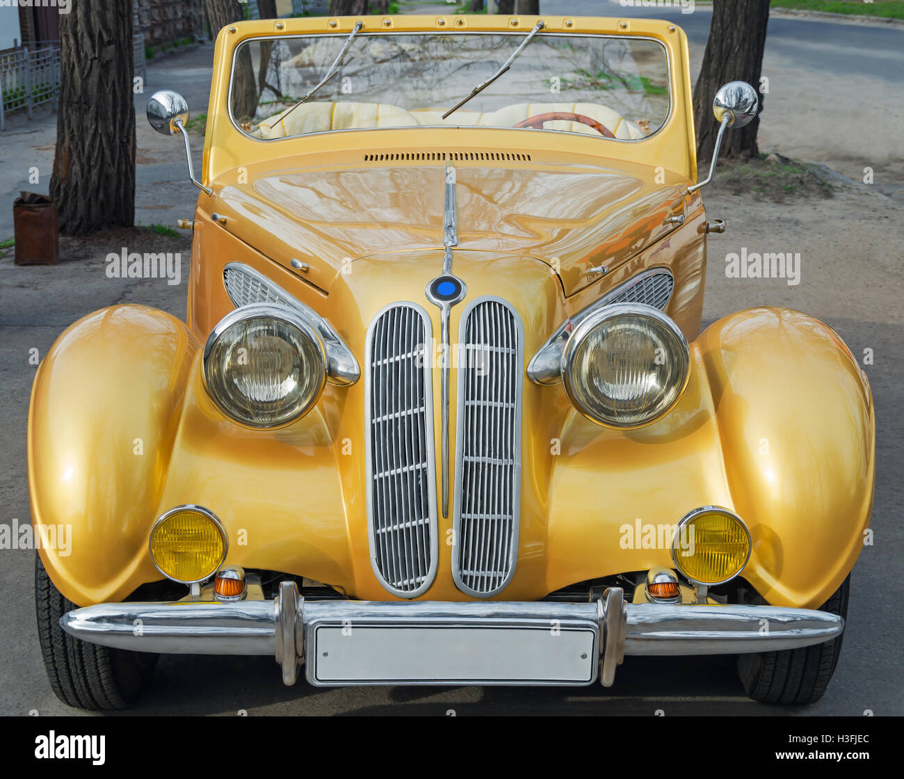 Vista frontale di un vecchio cabriolet giallo nella città vecchia Foto Stock