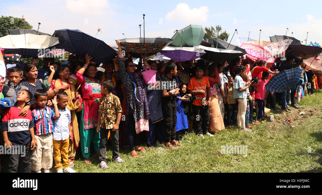 Lalitpur, Nepal. 07 ott 2016. Le popolazioni locali si sono riuniti per osservare la celebrazione del festival Shikali a Khokana villaggio in Lalitpur. Etniche locali comunità Newar di Khokana Celebrare i festival Shikali in alternativa al festival di Dashain, che è uno dei più grandi festival di indù. © Archana Shrestha che Pacifico/press/Alamy Live News Foto Stock